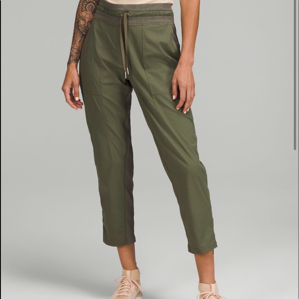 Lululemon Dance Studio Crop